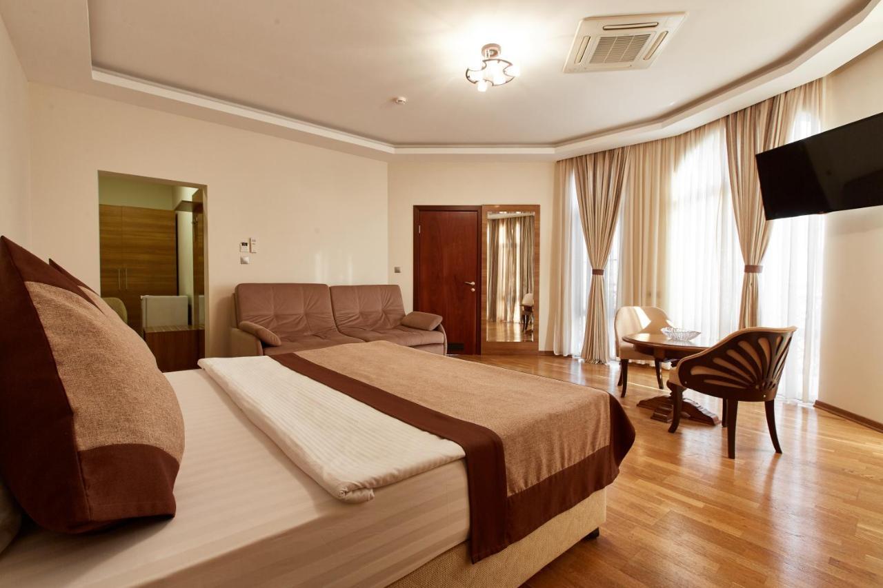 Leon Boutique Hotel Sukhumi Exterior photo
