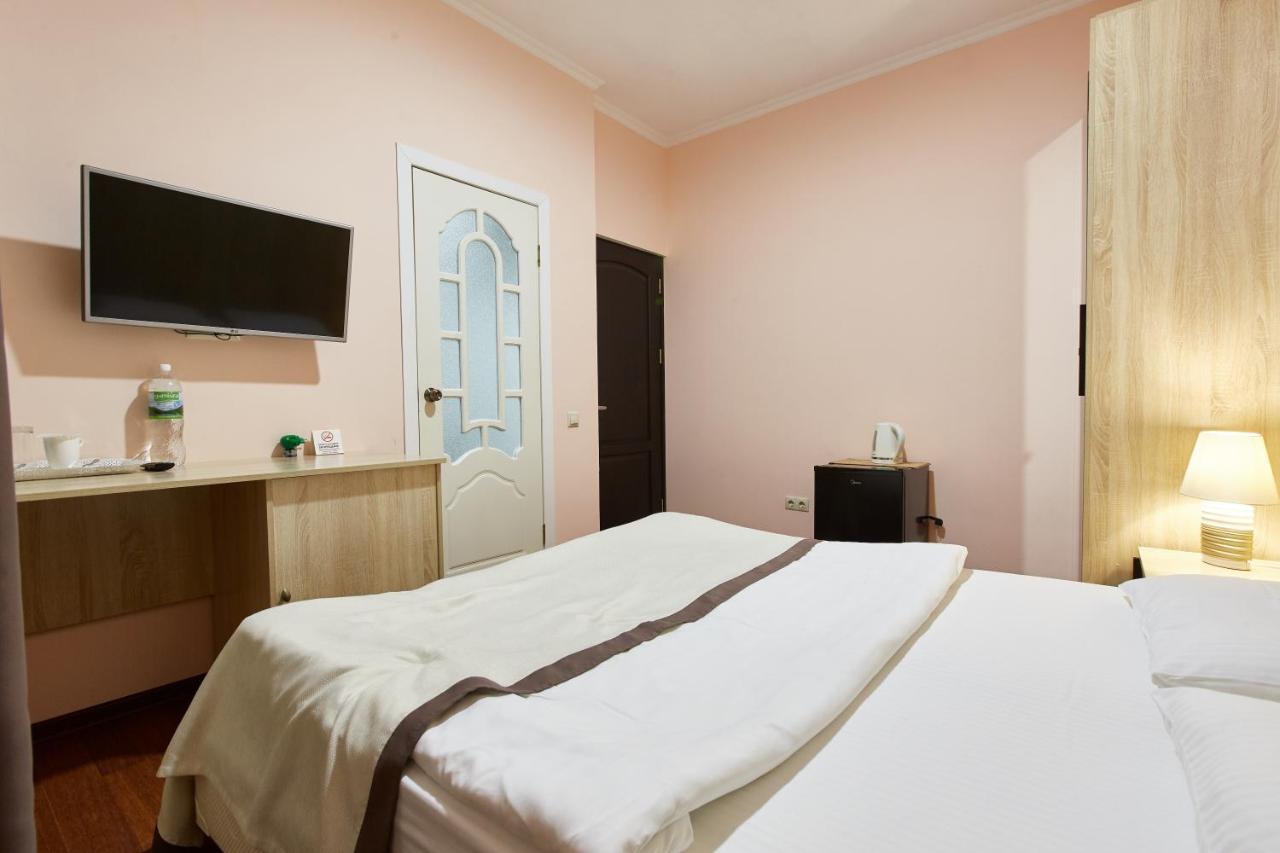 Leon Boutique Hotel Sukhumi Exterior photo